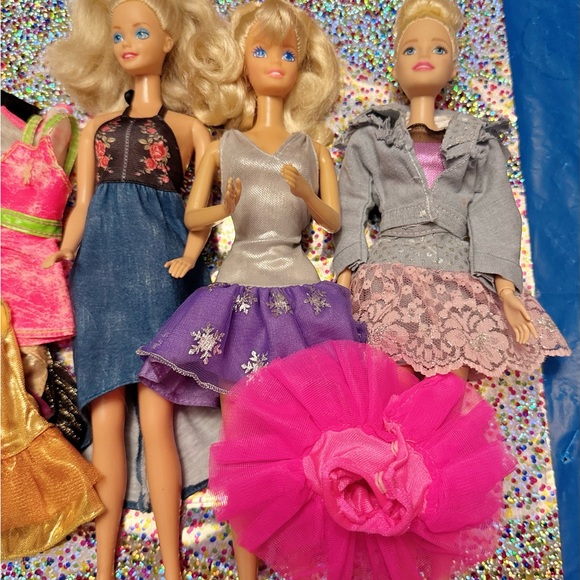 Barbie and clothes bundle - Picture 2 of 4